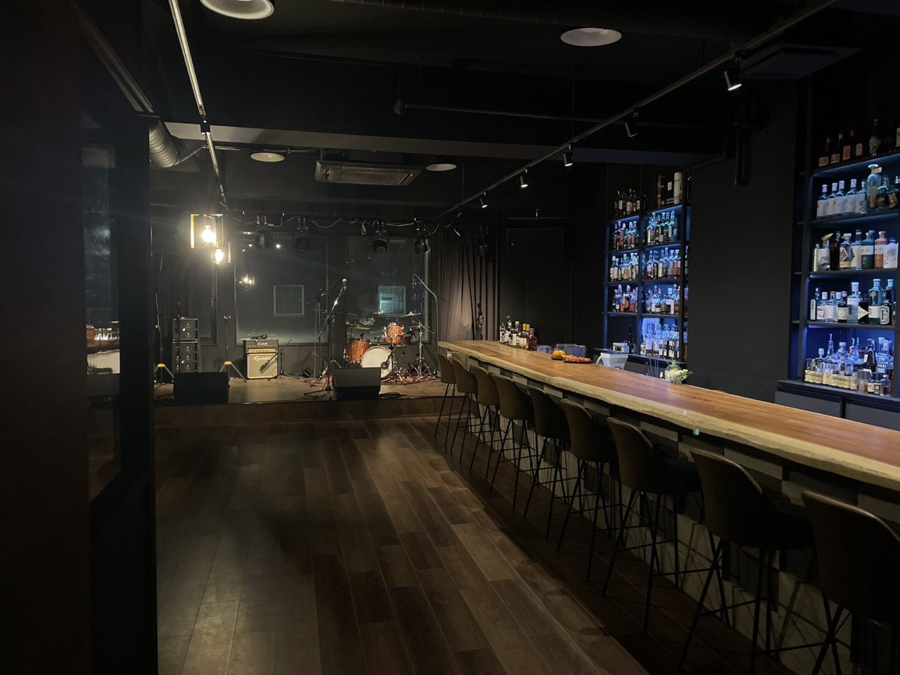 カウンターの列がステージへ伸びる店内