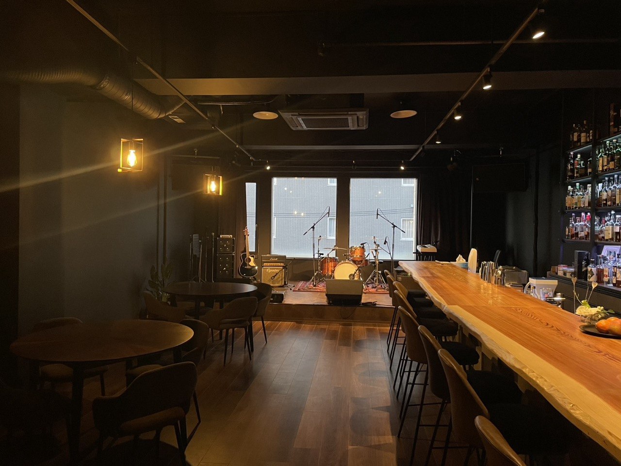 開店前の店内。まだ照明だけが灯っている